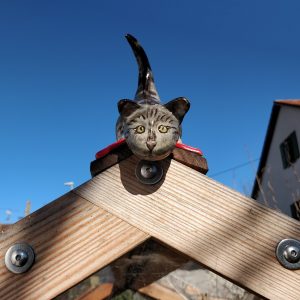 lauernde Katze Dachfigur aus Keramik