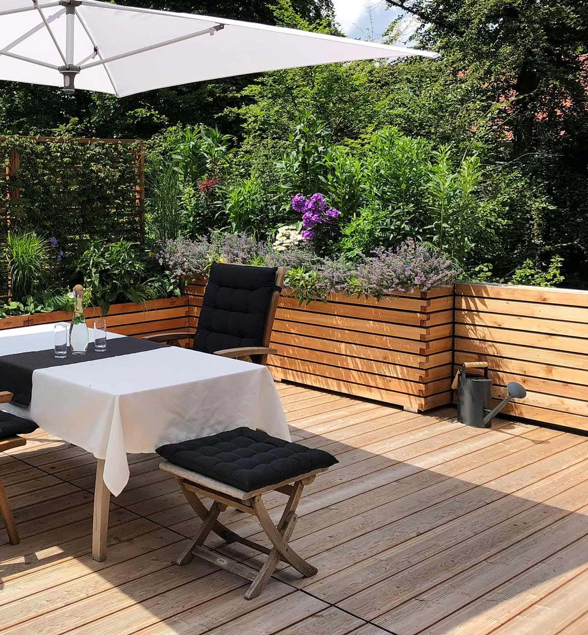 Pflanzeimer auf einer Dachterrasse