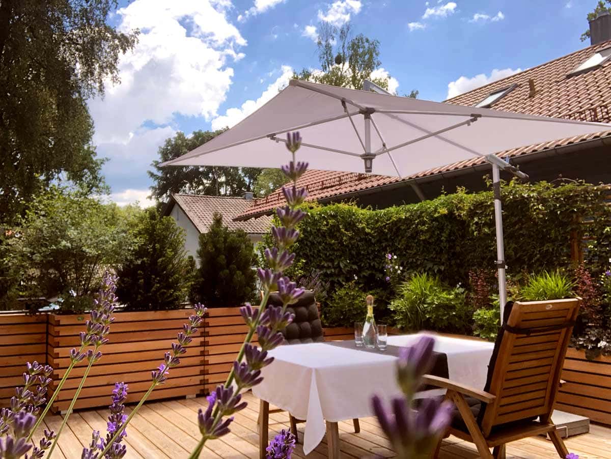 Pflanzkästen auf einer Dachterrasse
