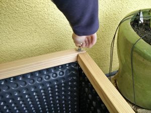 Hochbeet Aufbau, Abschluss von Hand zudrehen