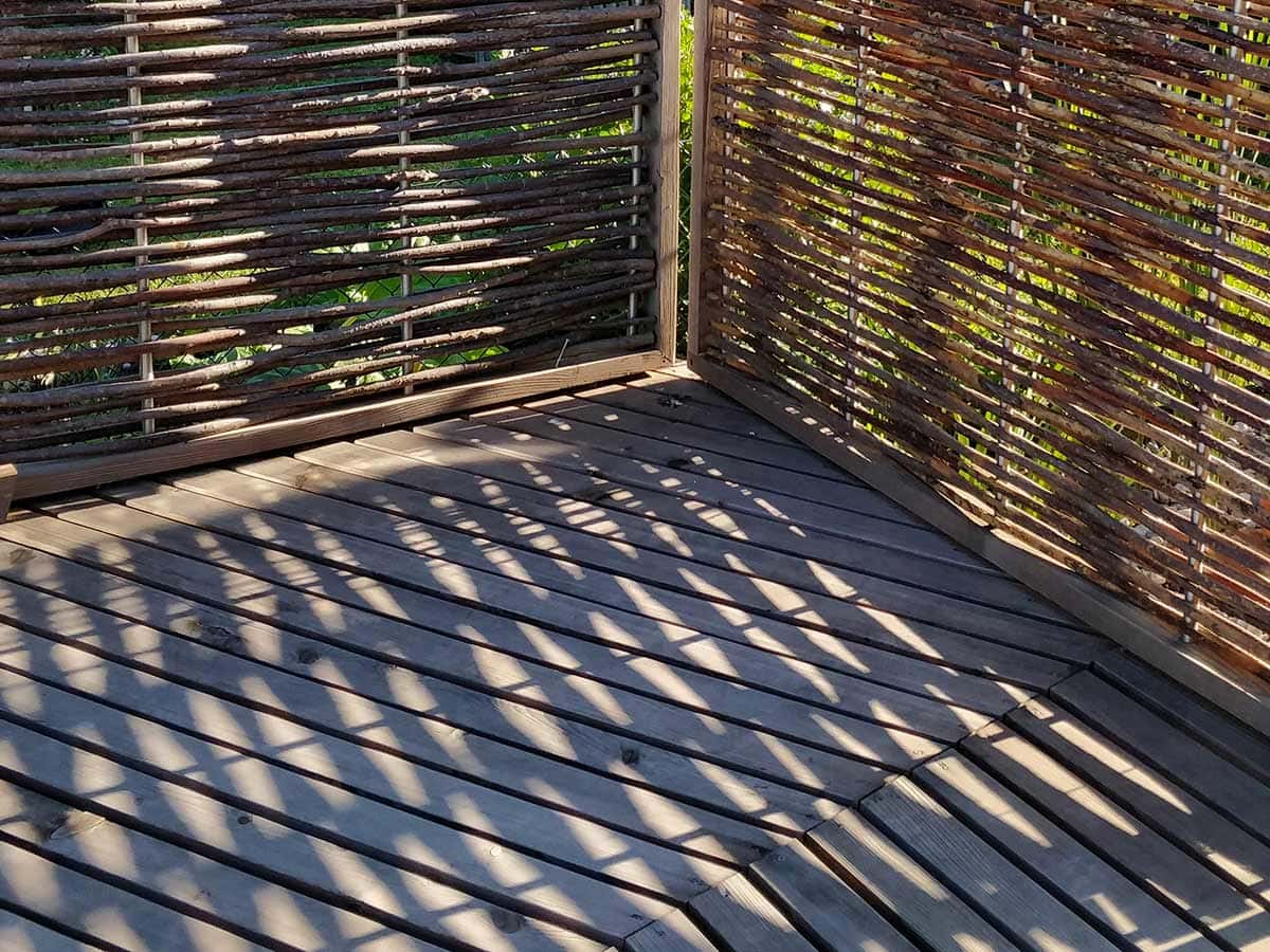 Flechtzaun Schattenspiel