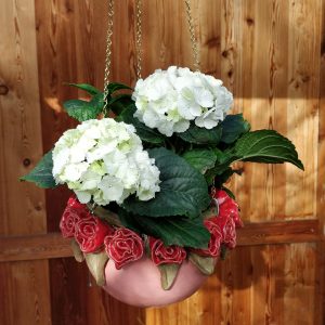 Blumenampel mit Kranz aus Rosen