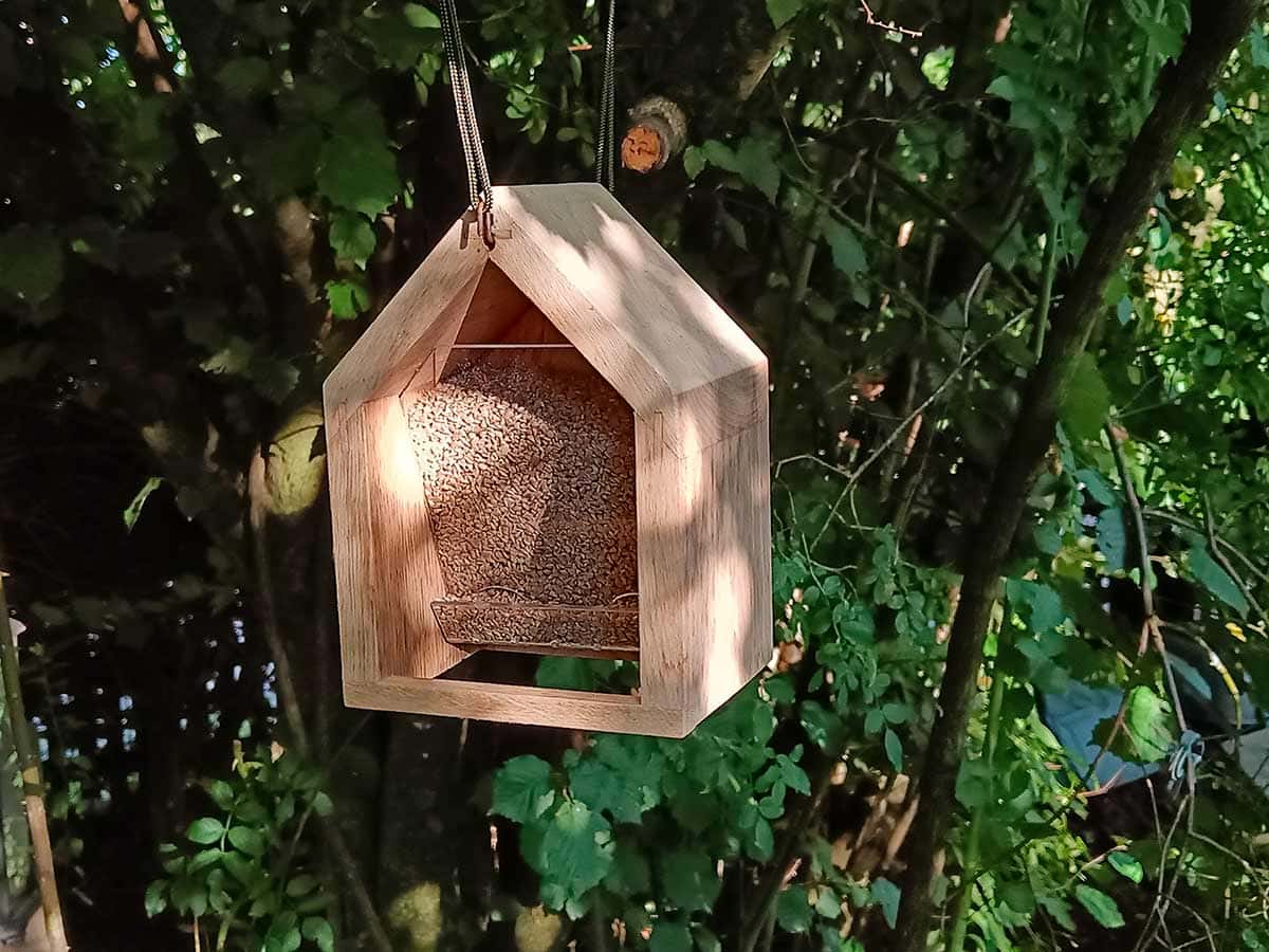 Vogelhaus aus Eiche mit Futterspender