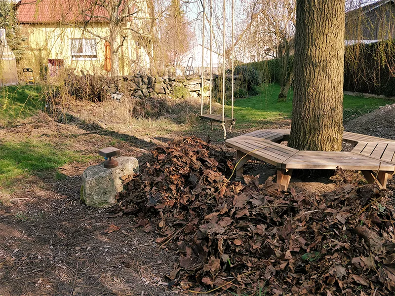 Laub im Frühjahr zusammenrechen